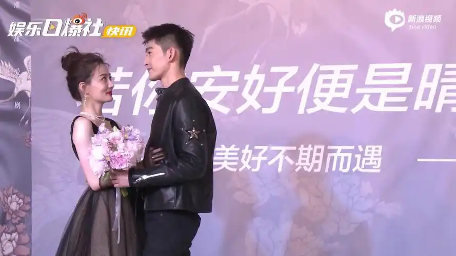 视频:高甜预警!张翰徐璐甜蜜互动 捏脸对视好甜