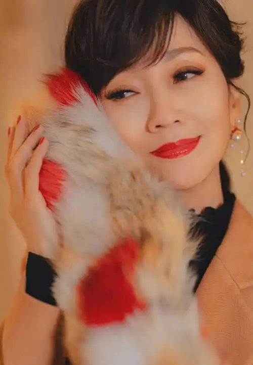 简介:赵雅芝端庄优雅性感图片,分享一组赵雅芝图片给大家,图中的明星