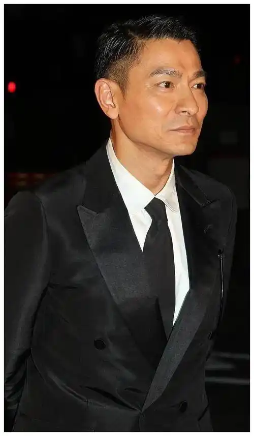 粉丝一天藏身床下,引爆绝密惊喜!