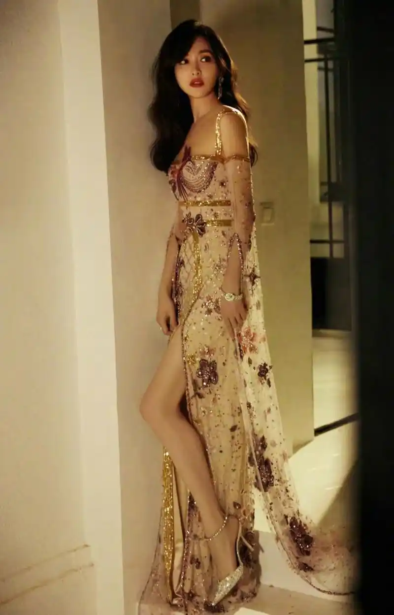 唐嫣紫色珠片刺绣闪钻裙,搭配上一双高跟鞋,露出修长的大长腿,尽显她