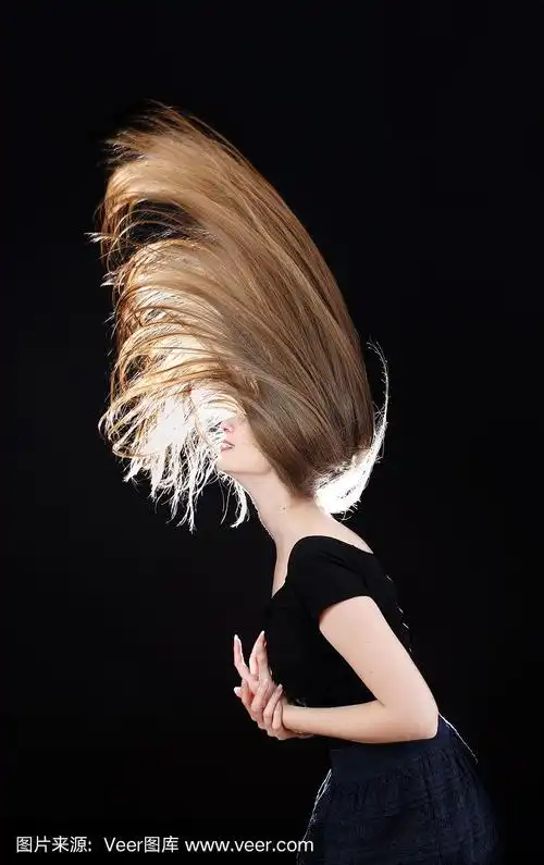 甩着美丽长发的女人