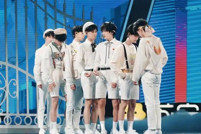 谁允许你们楼丝在愚人节这天搞我眼泪的  tfboys,时代少年团,tf三代