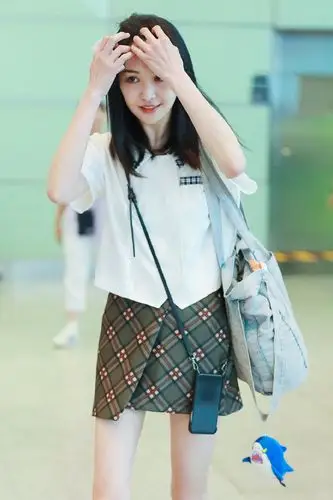 不爱浓妆艳抹的郑爽现街拍,夏日清爽穿搭酷似学生妹! - 美购会