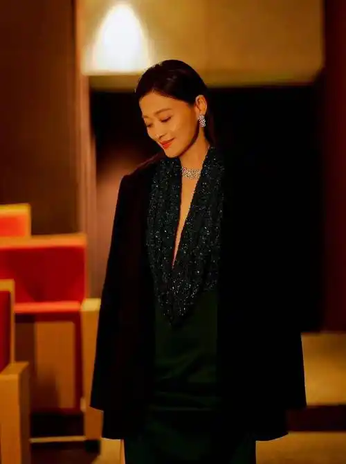 梅婷亮相北京国际电影节闭幕式,一袭墨绿色亮片长裙,精致又优雅_气质