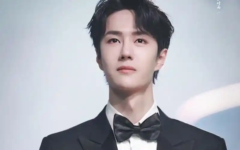 李湘王一博一起吃午餐,互动超甜,王岳伦旁边微笑相陪