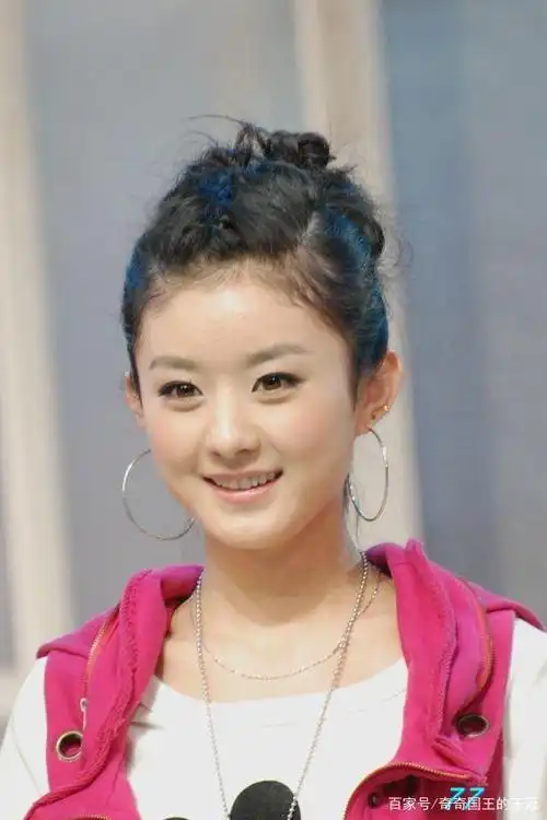 今天扒到一条黑姐姐的视频,说赵丽颖出道时和现在容貌变化较大,是整容