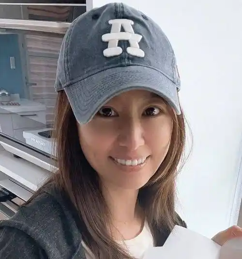 林心如再晒素颜照,原相机怼脸拍黑头藏不住,45岁皮肤状态看呆了_美颜