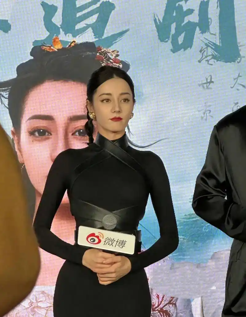 这身材根本不需要扭啊 天生曲线啊腰臀比真的绝