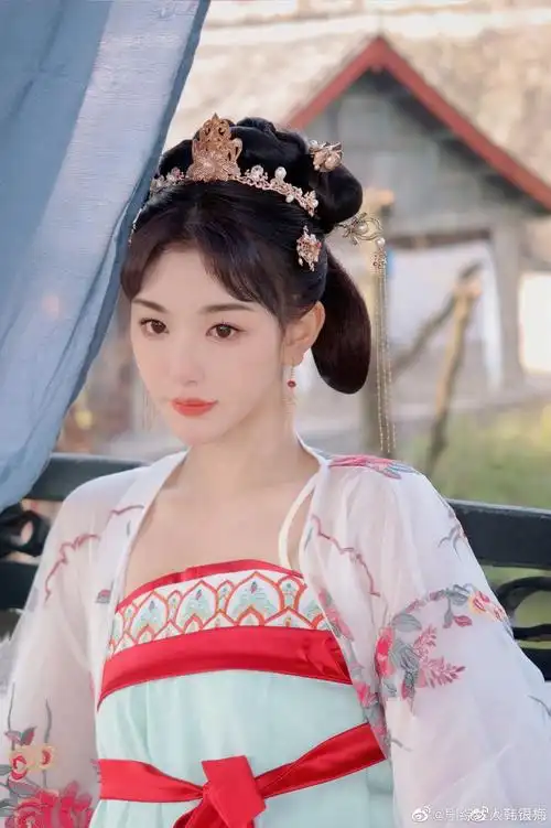 孔雪儿最新古装造型随拍精致的像橱窗里的娃娃