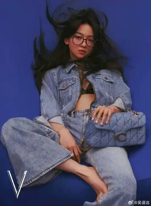 吴谨言再登杂志封面,慵懒随性接地气,身姿窈窕美如初恋_身材_黑色