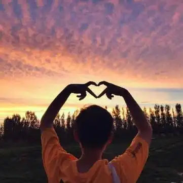 比心情侣头像高清好看的情侣头像一左一右比心图片精选