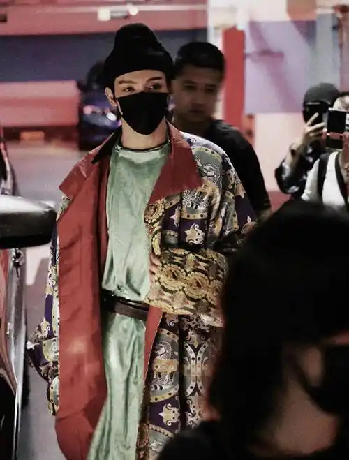 曝罗一舟古装造型,土里土气不敌易烊千玺,网友:刚从土里爬出来_节目