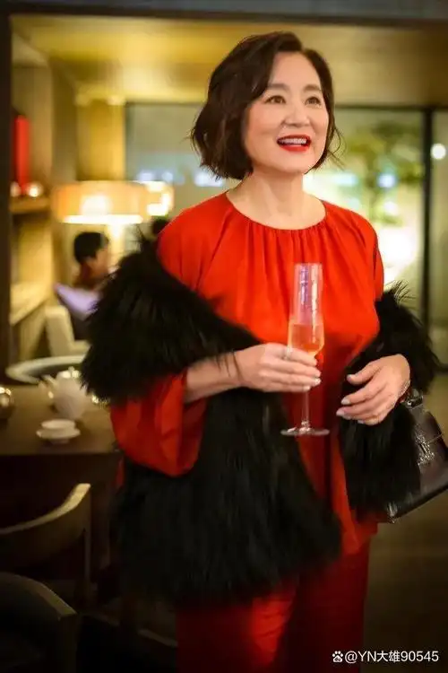 林青霞17岁高中照片曝光 神仙般的颜值让网友惊叹:永远的东方不败