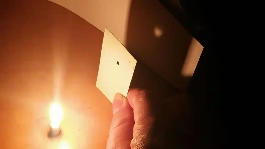 小孔成像的影子是光源的倒像,跟形状无关