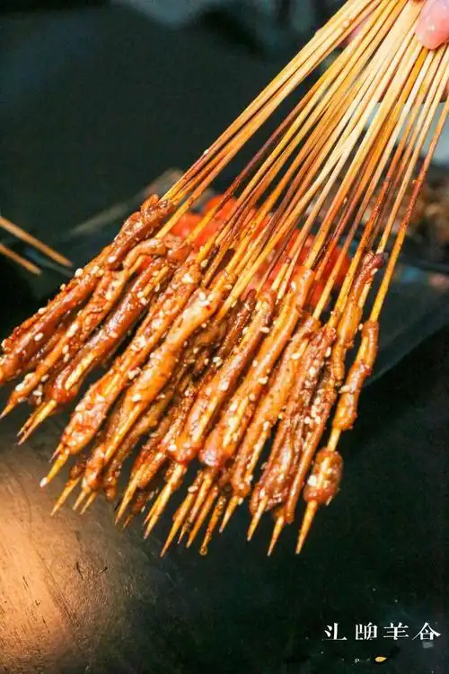 烤得焦香的鸭肠才是精华,从鸭鸭中抽取出的珍贵内脏,连嘴刁的吃货都要