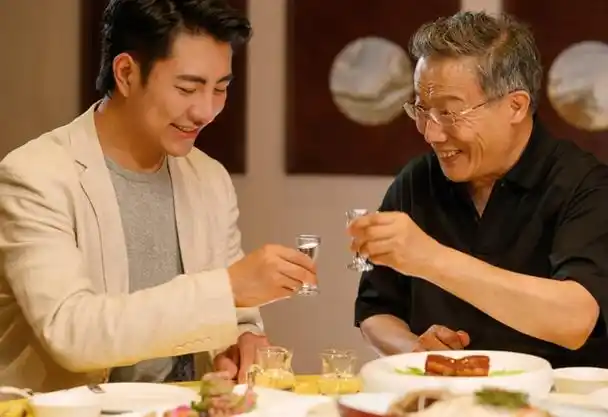 该敬酒的时候,不要干站着当"哑巴",牢记三句祝酒词,效果满分