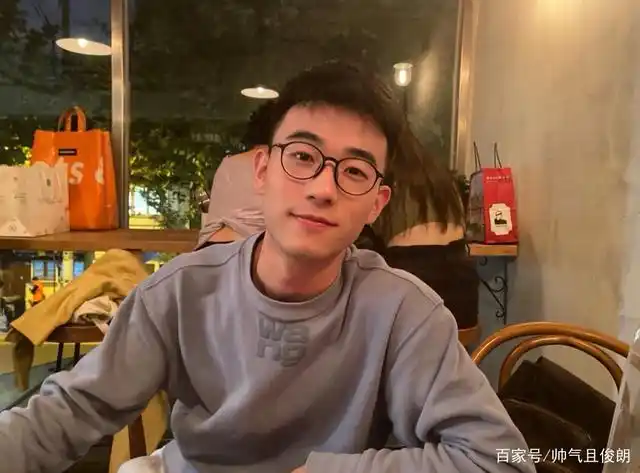 这种戴眼镜的男孩子软萌又可爱