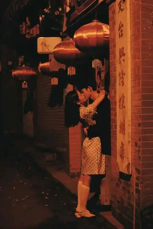 08将故事写成我们在婚纱的镜头里情感透过光影抵达最柔软的深处路灯