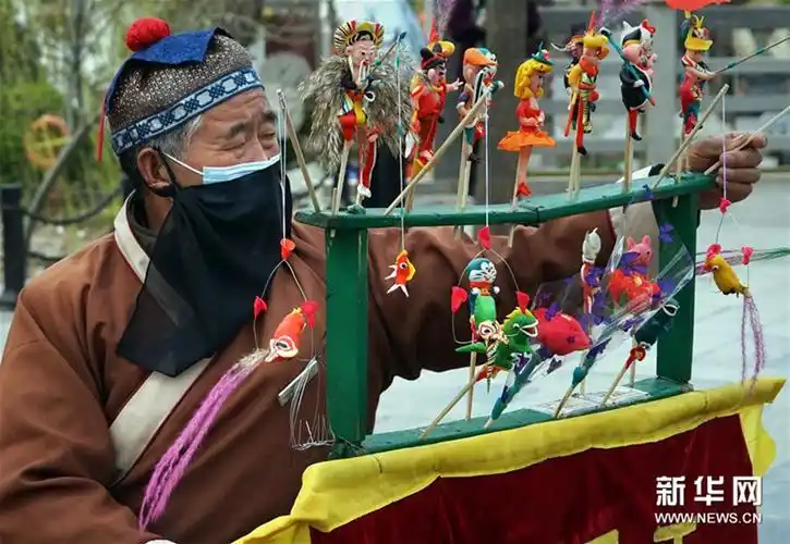 园区内身着古装的演职人员在佩戴口罩的同时,用各色纱巾蒙面,既做好