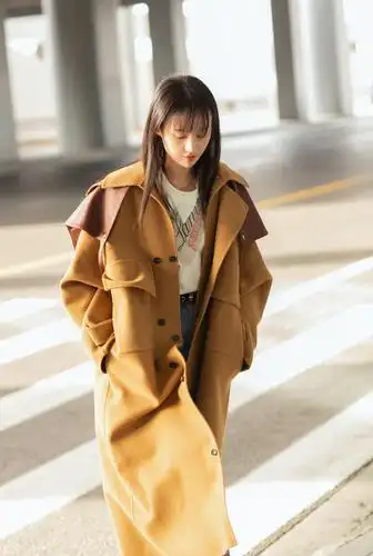 郑爽有张初恋脸,私服穿搭时尚洋气甜度爆表,身材苗条筷子腿吸睛