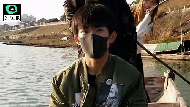 易烊千玺回老家过年戴口罩划船高冷范