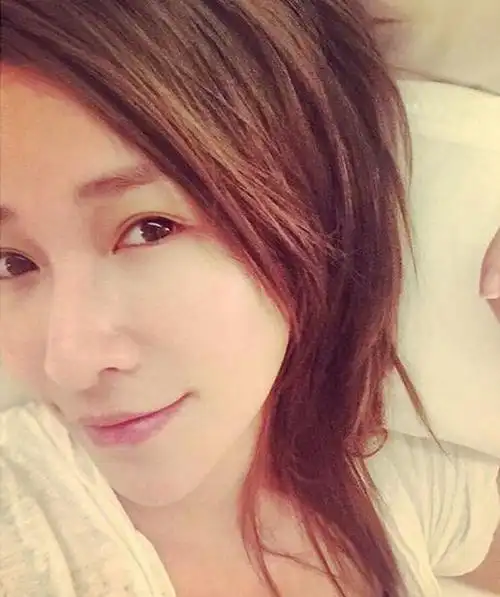 萧亚轩晒美艳自拍照 称睁开眼就要努力奋斗