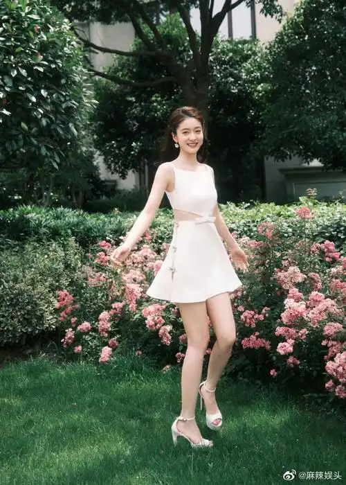 张雪迎白裙#诗画江南夏花绚烂,粲然一笑青春绽放.