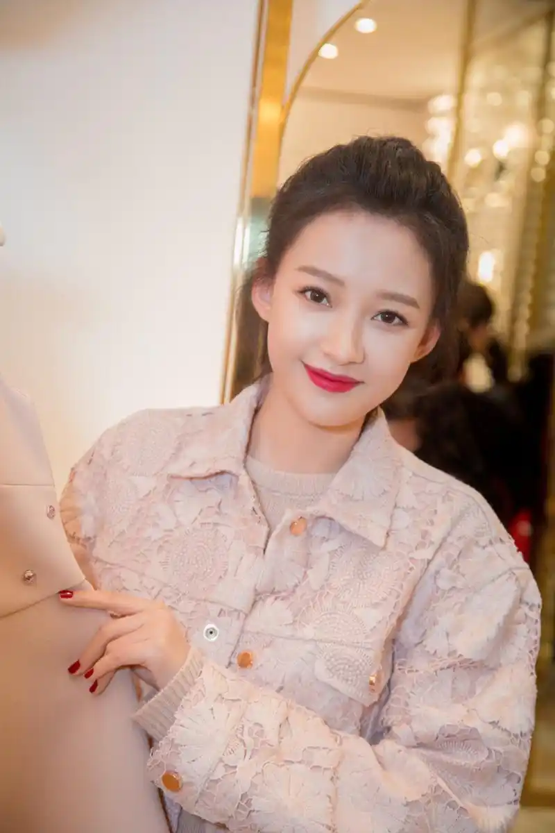 女演员孙怡清爽简约甜美活动照