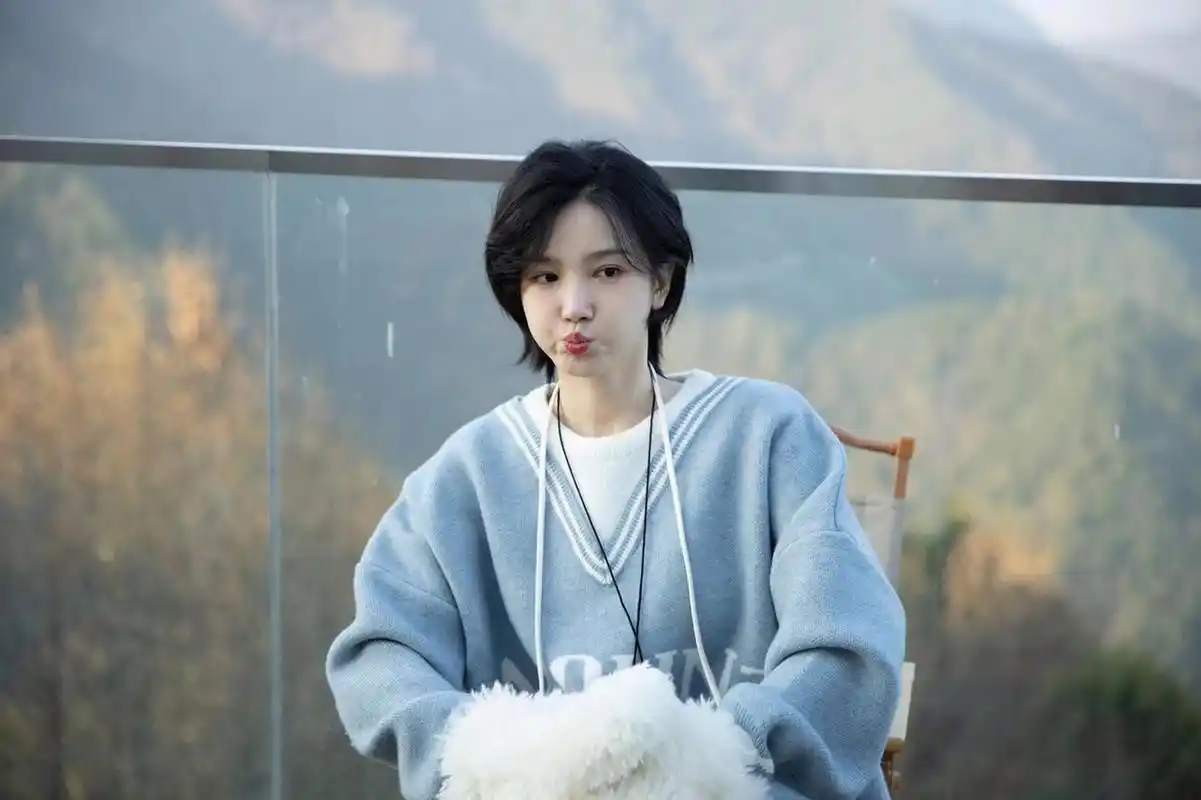 陈小纭短发造型,好一个甜美又帅气的女孩子!