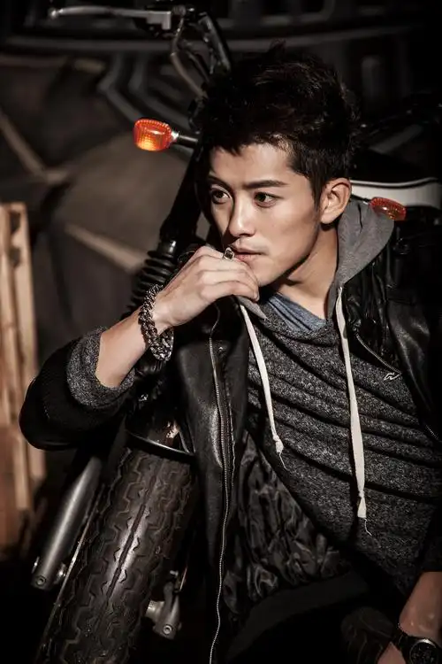 中国著名男演员陈奕龙