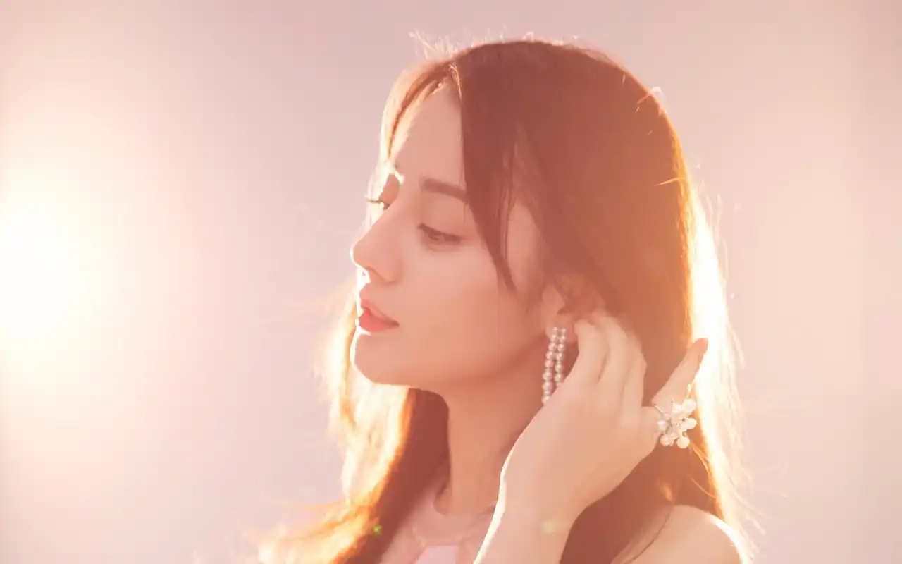 迪丽热巴优雅气质写真图片壁纸