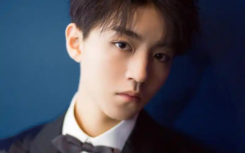 王俊凯时尚绅士西装壁纸_小绅士的帅气风格