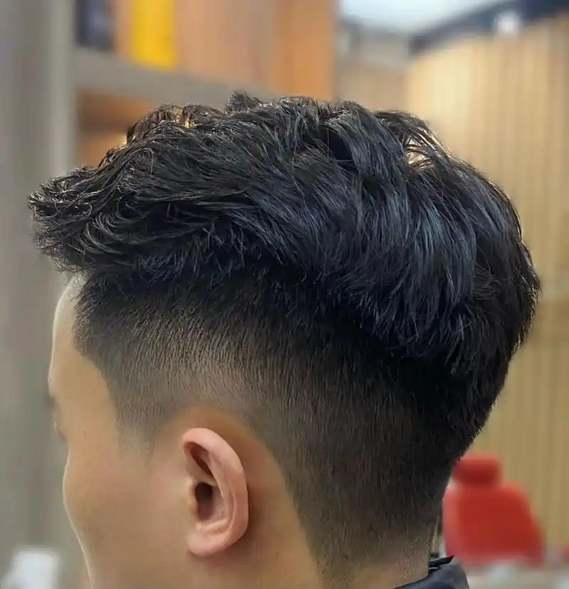 男生纹理烫发:三七侧背 纹理烫能让头发保持自然的同时增加发型的线条