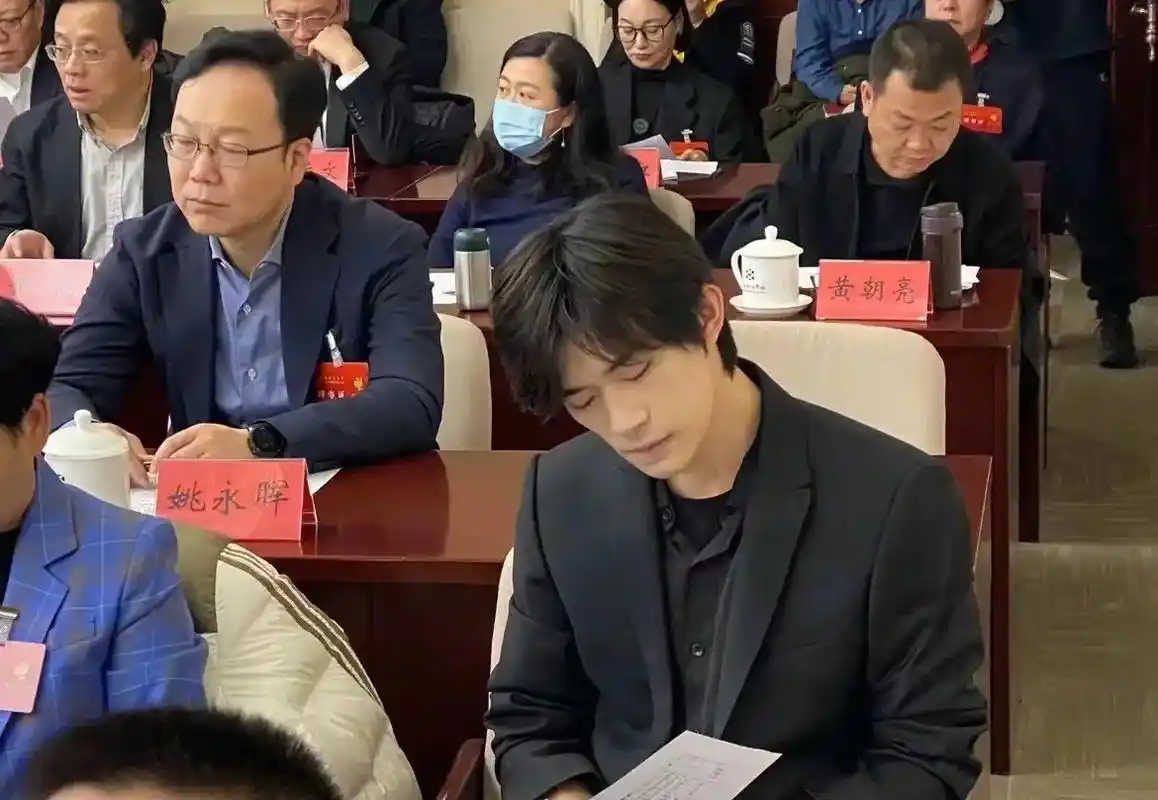 认真开会的小宝儿#易烊千玺 #和千玺一起期待2024都更好 - 抖音