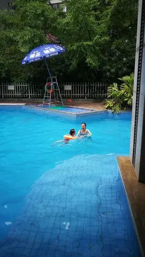 今夏小区游泳池第一游