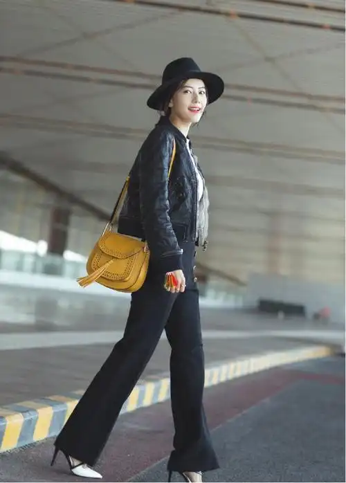 高圆圆终于改风格,短外套配喇叭裤高调走机场,戴上帽子美炸了|穿搭