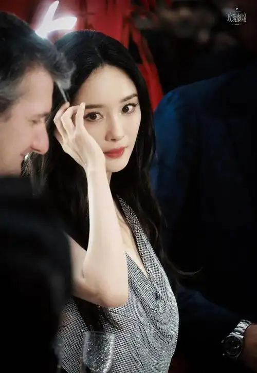 杨幂出席线下品牌活动