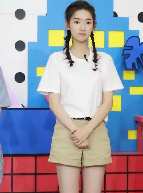 少年派中她被排挤今故意剪开一半长裙撩倒一片