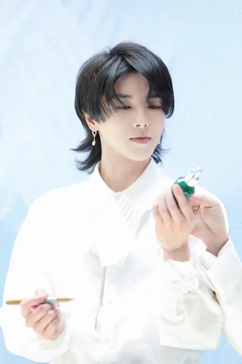 消息华晨宇现身西安出席赫莲娜品牌活动白衬衫造型再度帅出新高度