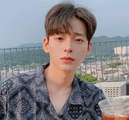 清秀短发高中男生发型,好看又很有气质