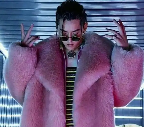 最近吴亦凡留了个新发型,叫鲻鱼头