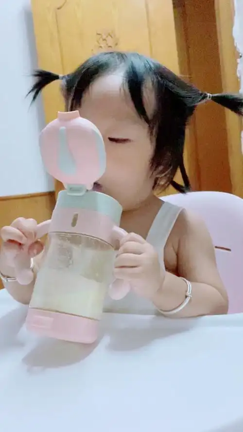 本来说等过一段时间慢慢戒奶嘴,用吸管喝奶,哪承想搬个家,原来的奶嘴