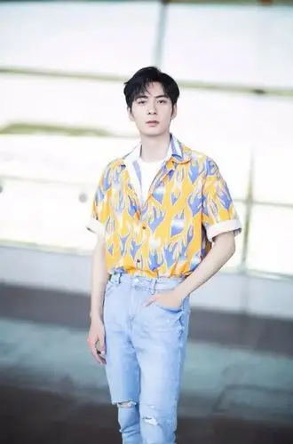 许魏洲的涂鸦衬衫搭配卡其色西装裤演绎复古时髦,趣味