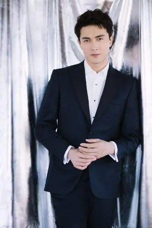 第三位,191cm的高伟光在合影中,黄景瑜的身高和比例优势尤为明显,无论