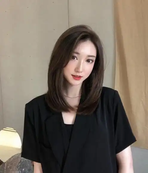 2023锁骨发型八字刘海,时尚不夸张十分的自然_中长发_女生发型大全