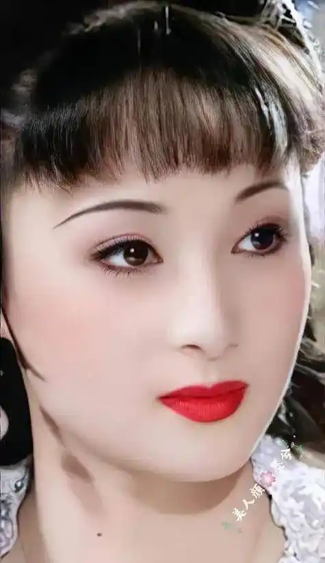 年近50的蒋勤勤依然美艳动人,这天然的骨相也太绝了!_面部_大气_女神