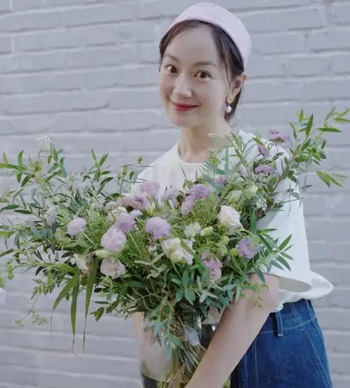 时而插花;她们喜欢穿着高定踩着高跟鞋在各大红毯穿梭,而战菁一喜欢穿