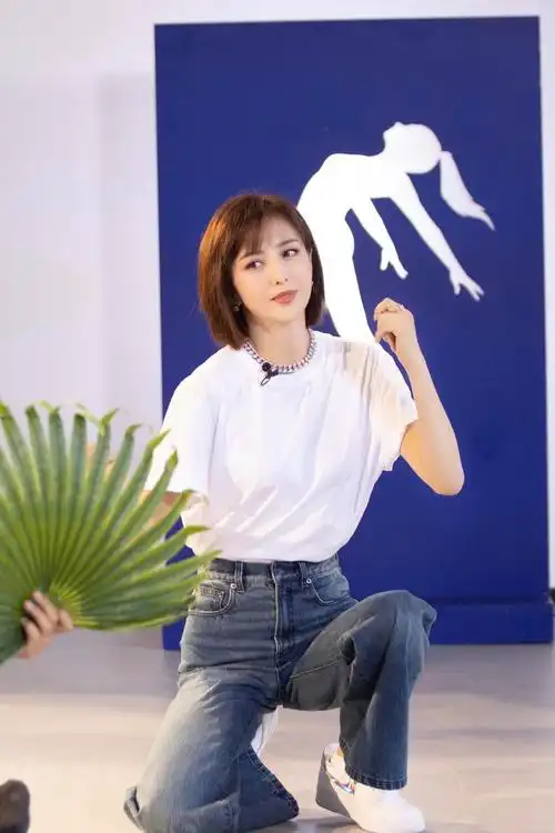 佟丽娅综艺花絮照释出宽松t恤搭配短裤小鸟腿让人羡慕