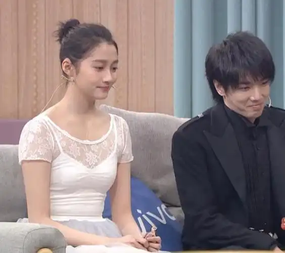 关晓彤华晨宇演小品当他俩并肩坐下谁注意晓彤拿的两样东西