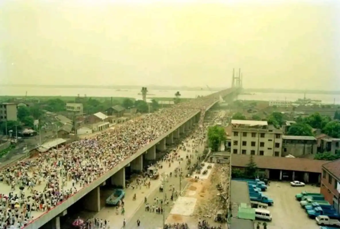 湖北武汉老照片:90年代的城市风貌,那时的"省会"是什么样子?